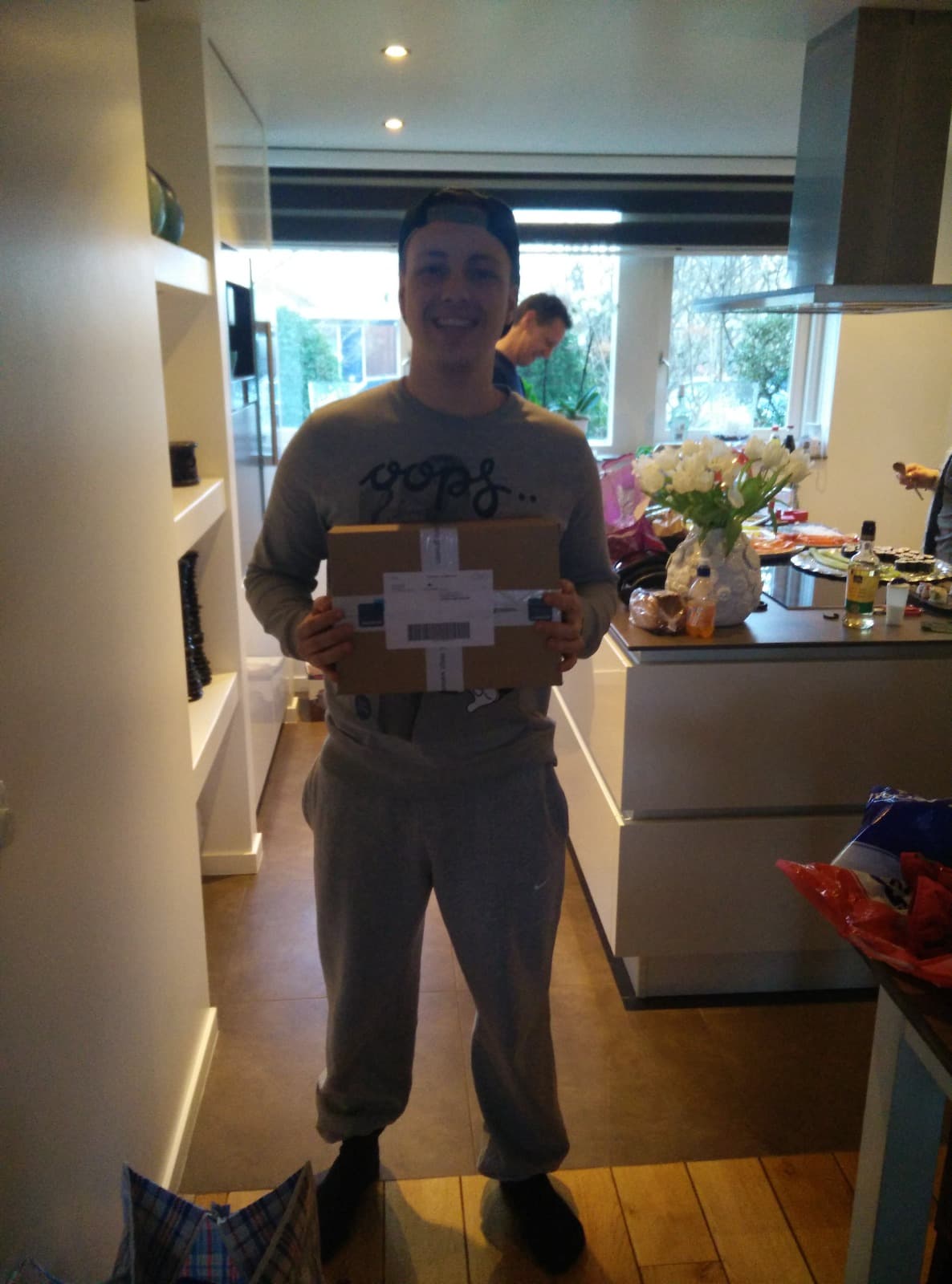 Justin Regterschot mit einem Paket in seiner Küche