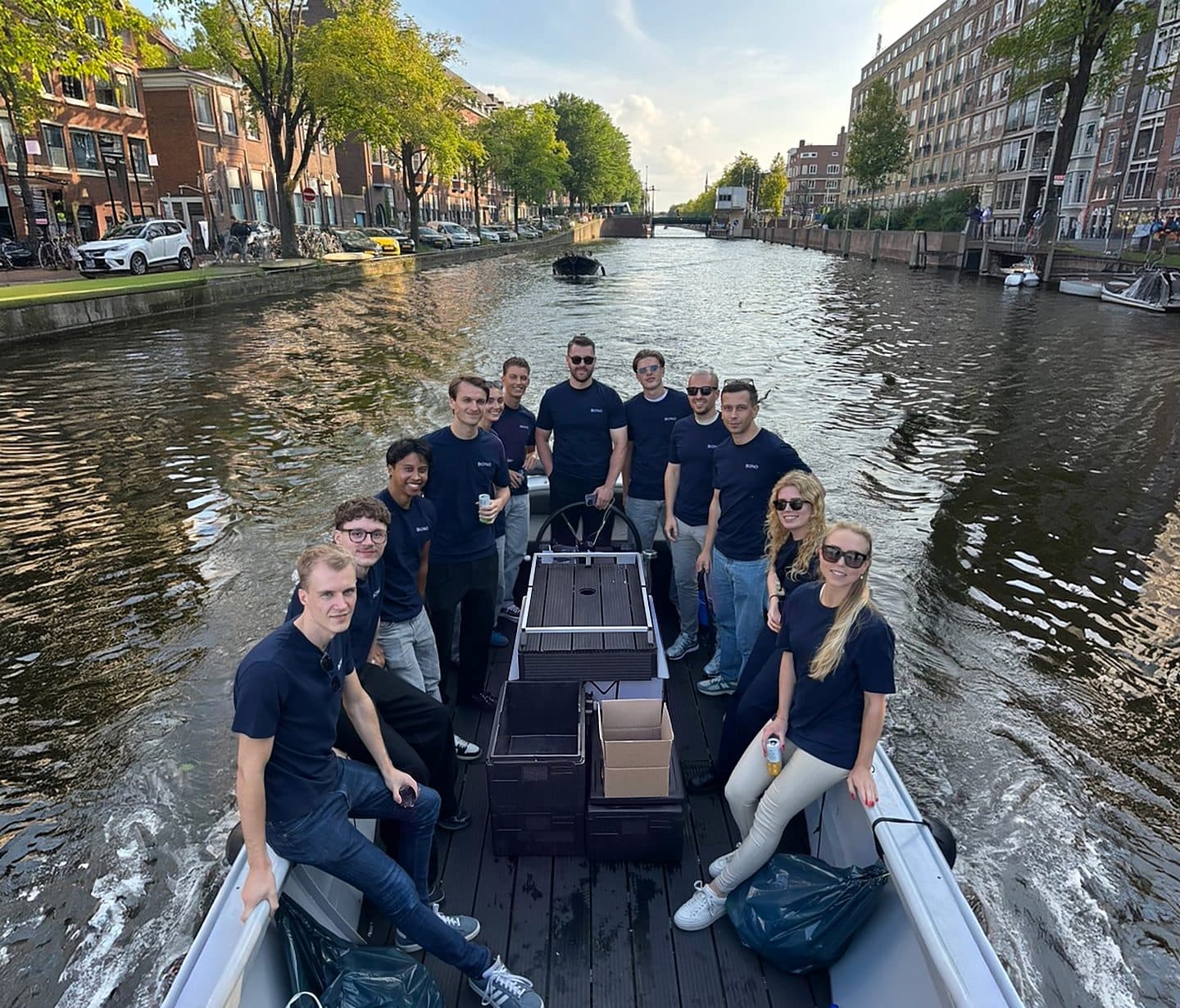 Das BONO-Team zusammen auf einem Boot